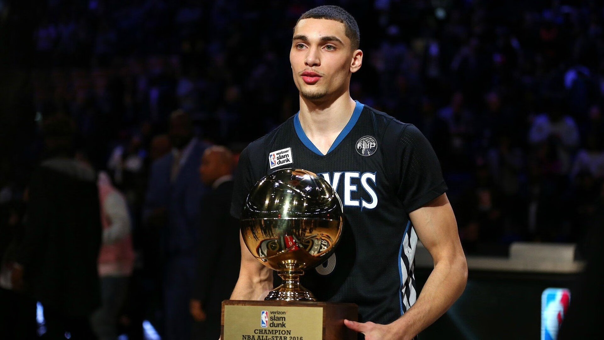 中国式摔跤擂台赛 抱腰、绊腿等传统技法频繁上演